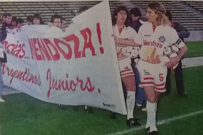 Los jugadores ingresaron al partido frente a Newell's con una bandera en agradecimiento a Mendoza. Imagen - El Gráfico.