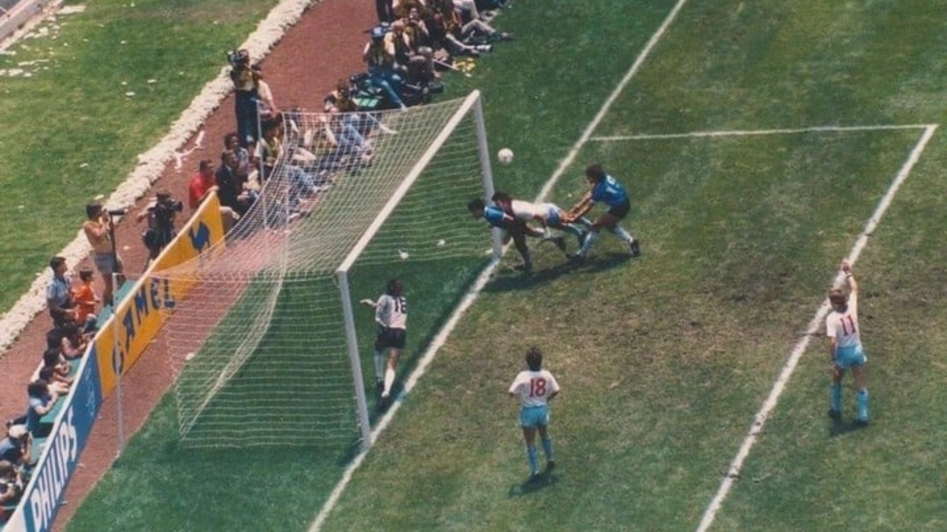 La salvada de Julio Olarticoechea en el partido de la Selección argentina ante Inglaterra, por los cuartos de final del Mundial de México 1986. (Fuente: Joe O'Connell)
