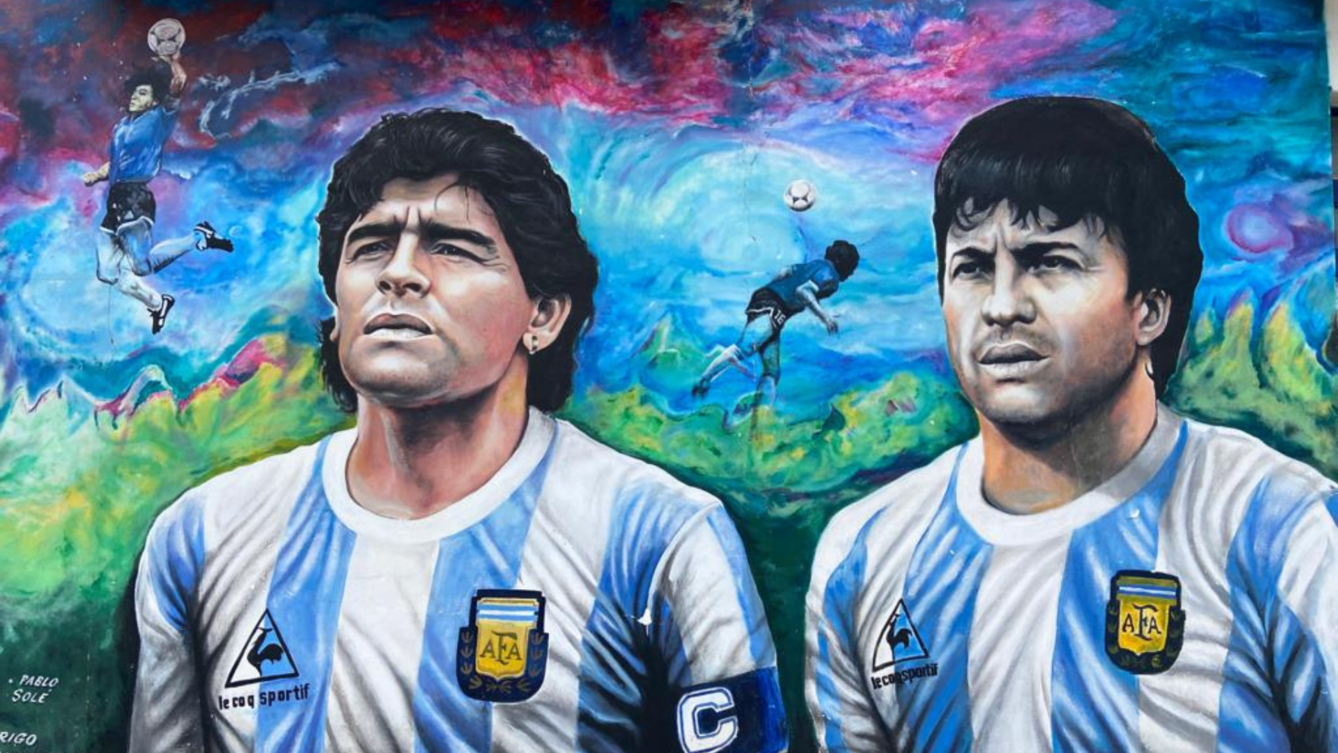 Mural en homenaje a Julio Olarticoechea y Diego Armando Maradona, a las afueras del Club Argentino de Saladillo.