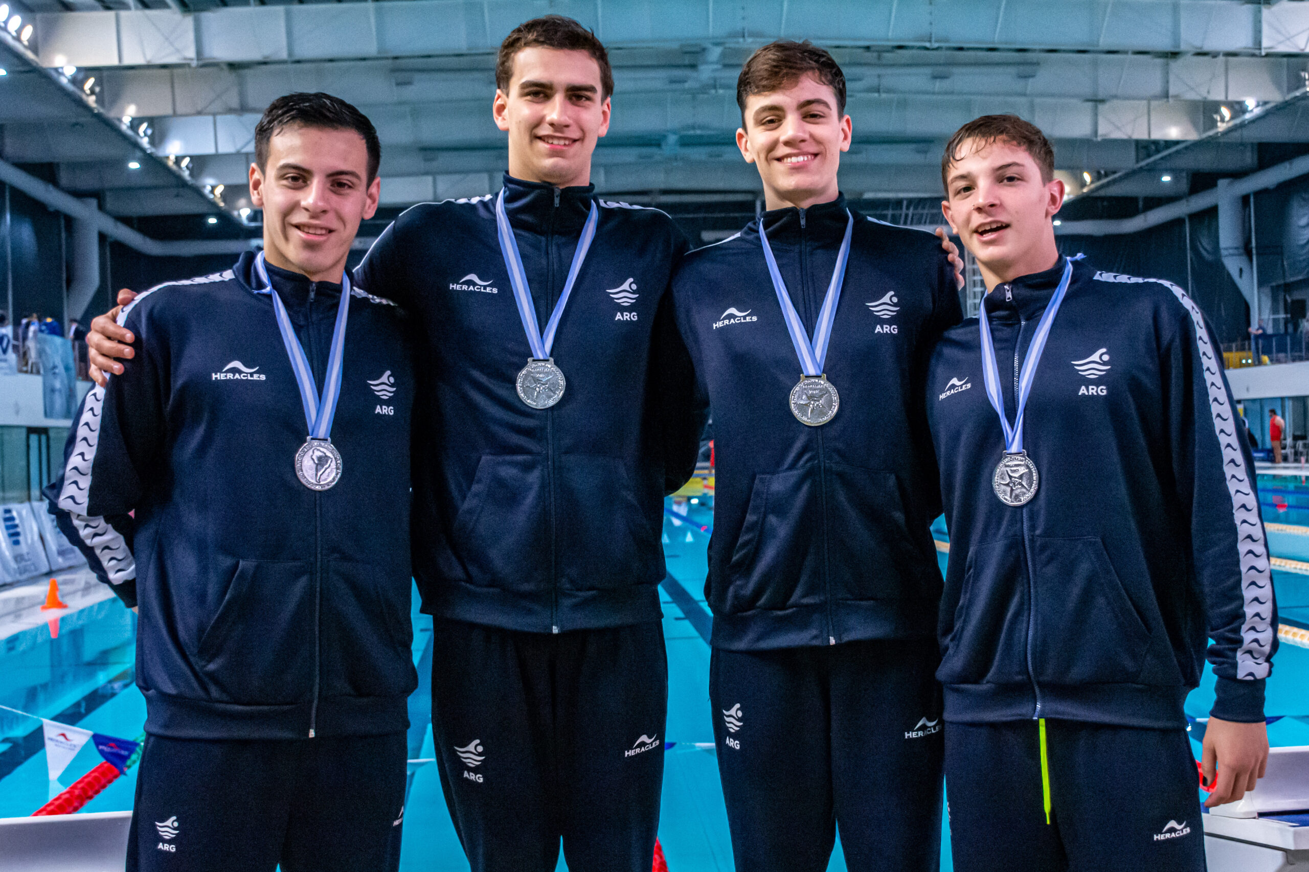 Nadadores del plantel argentino con sus medallas.