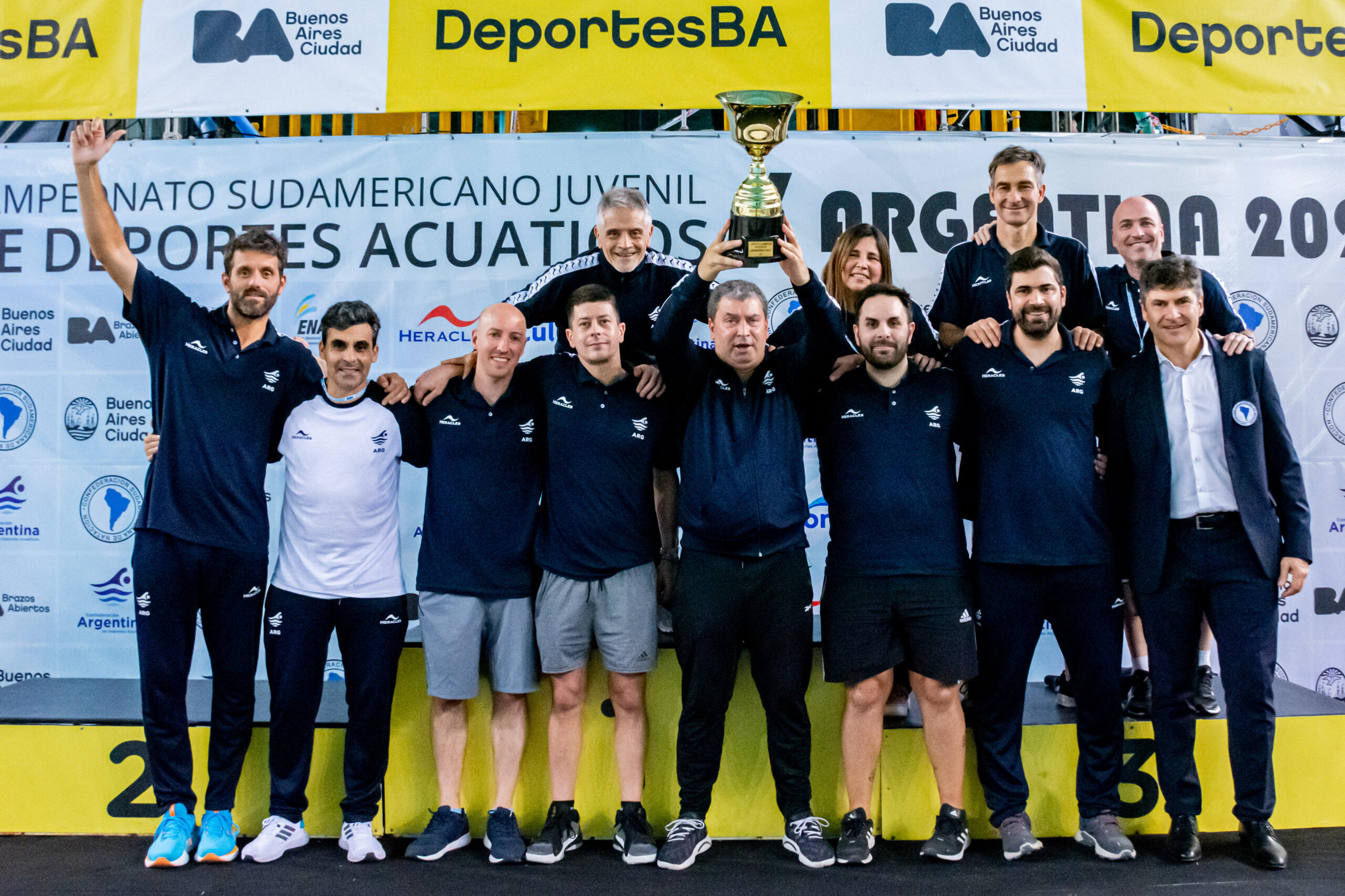 Entrenadores y plantel argentino levantando la copa