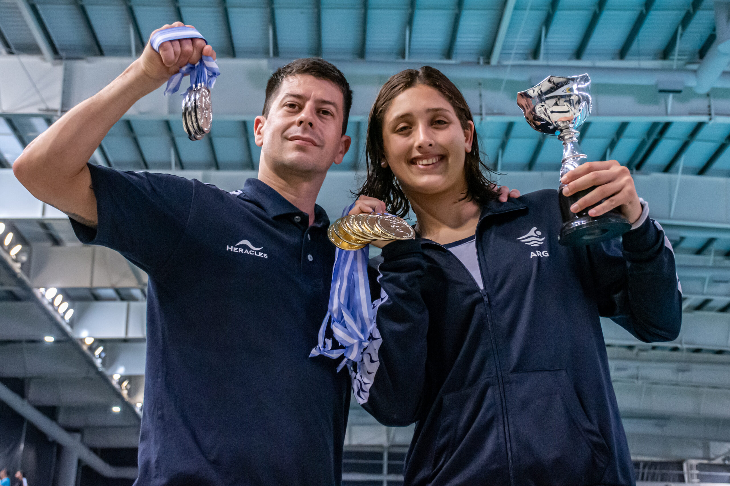 Sebastián Montero y Agostina Hein con la copa y medallas obtenidas.