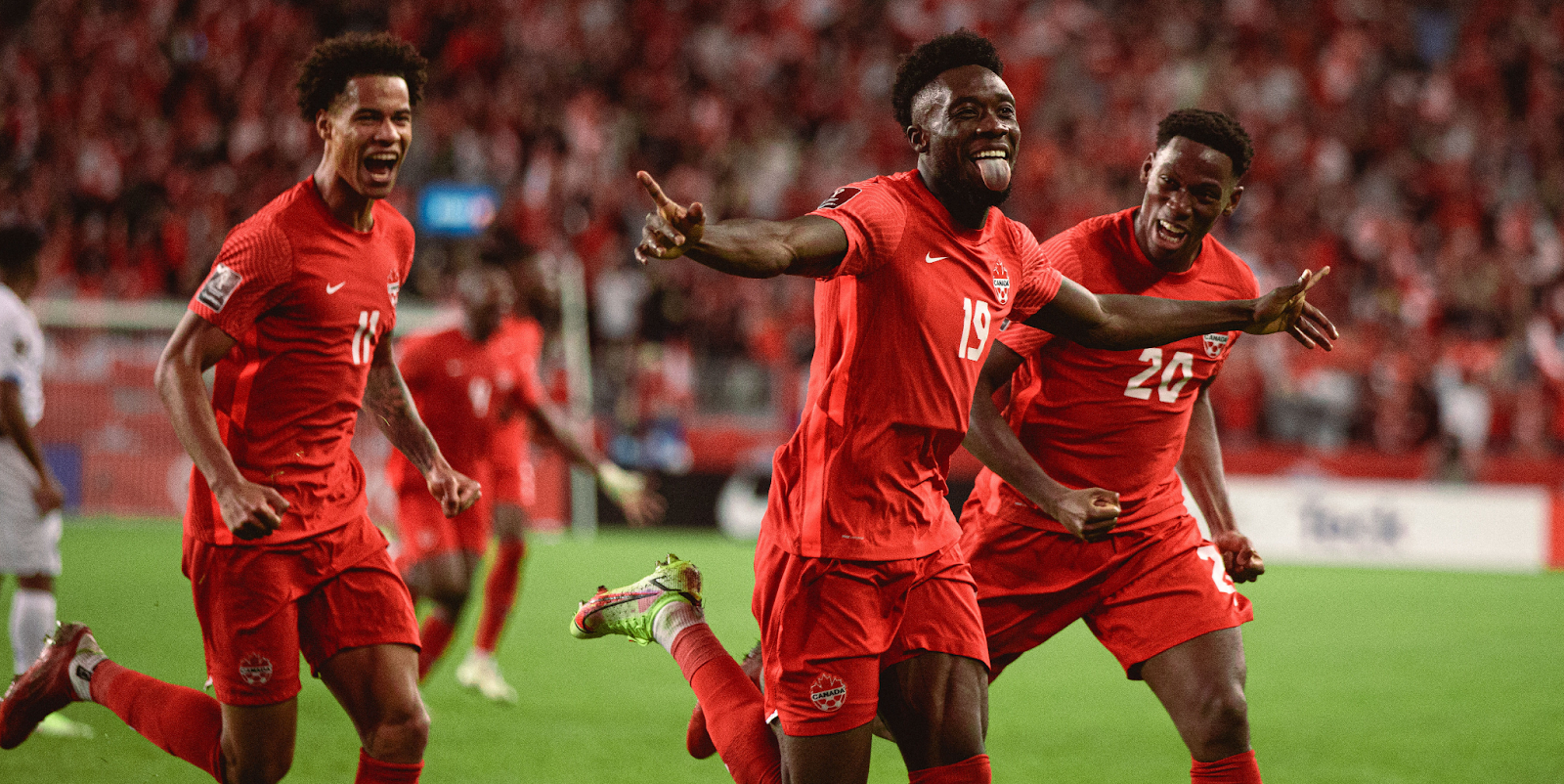 Alphonso Davies(nacido en Ghana), Jonathan David(nacido en Estados Unidos) y Tajon Buchanan(canadiense de ascendencia jamaiquina), son las jóvenes figuras de Canadá.