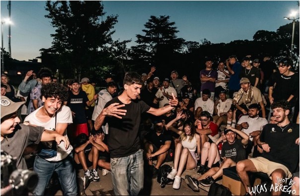 Competidores, público y jurado celebran una rima en el Parque Los Andes, en la competencia “El Potrero”.