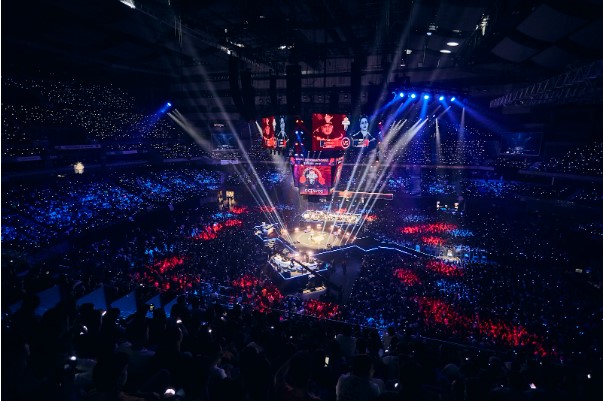 Wos vs Aczino. Octavos de la Final Internacional de Red Bull Batalla 2019 en el WiZink Center de Madrid, España, lleno.