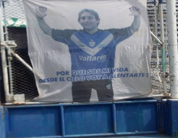 Bandera que cuelgan sus amigos bajo el sector Emmanuel Álvarez. (Foto: gentileza Hugo Álvarez)