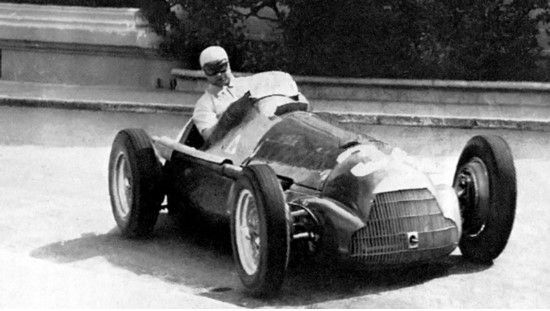 Juan Manuel Fangio no solo fue campeón con cuatro escuderías distintas sino también con tres neumáticos diferentes: Pirelli, Continental y Englebert.