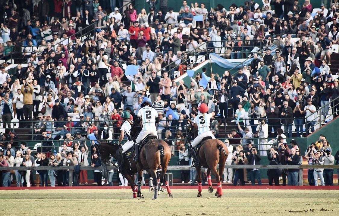 Uranga y Lavinia festejan ante 6.000 personas en el Campo Argentino de Polo.