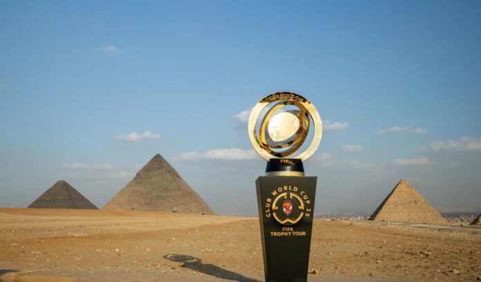 El trofeo en las pirámides de Giza durante su gira mundial