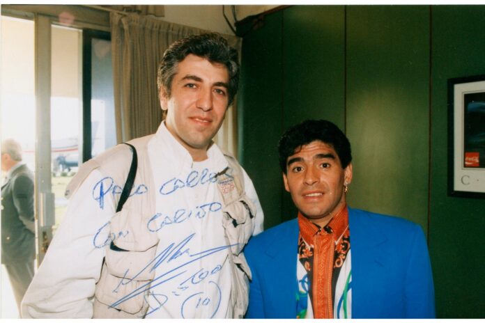 El fotógrafo Carlos Ronga y Maradona en 1993