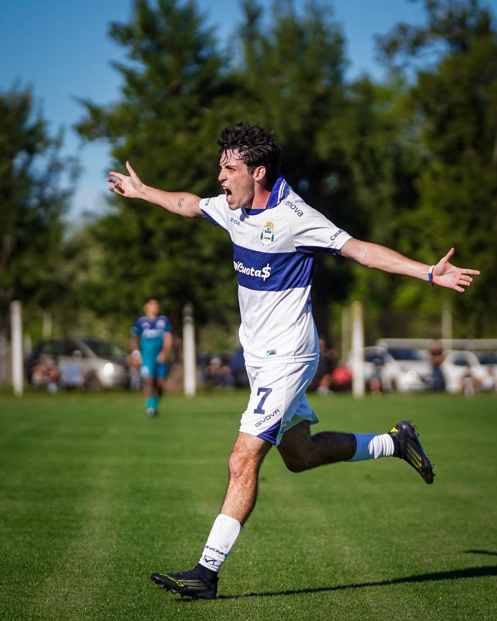 Santino López festejando un gol ante Talleres