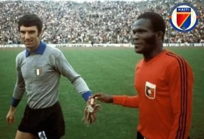 Dino Zoff y el haitiano Emmanuel Sanon