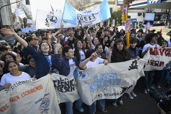 Kici-en-marcha-por-la-Noche-de-los-Lápices-6